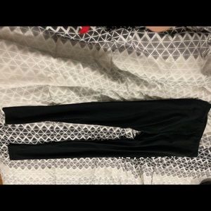 i am selling these black leggings. that are very very very comfortable